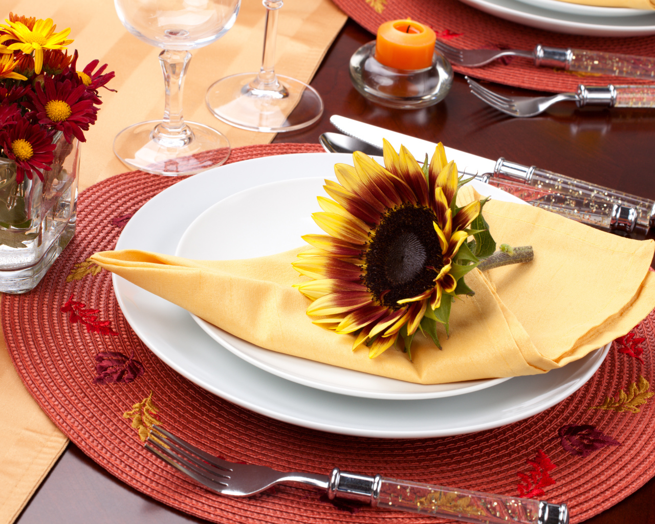 Цветок подсолнуха на тарелке