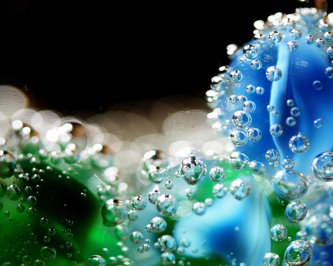 капли. капли воды. заставка капелька. макросъемка воды. заставка капелька.