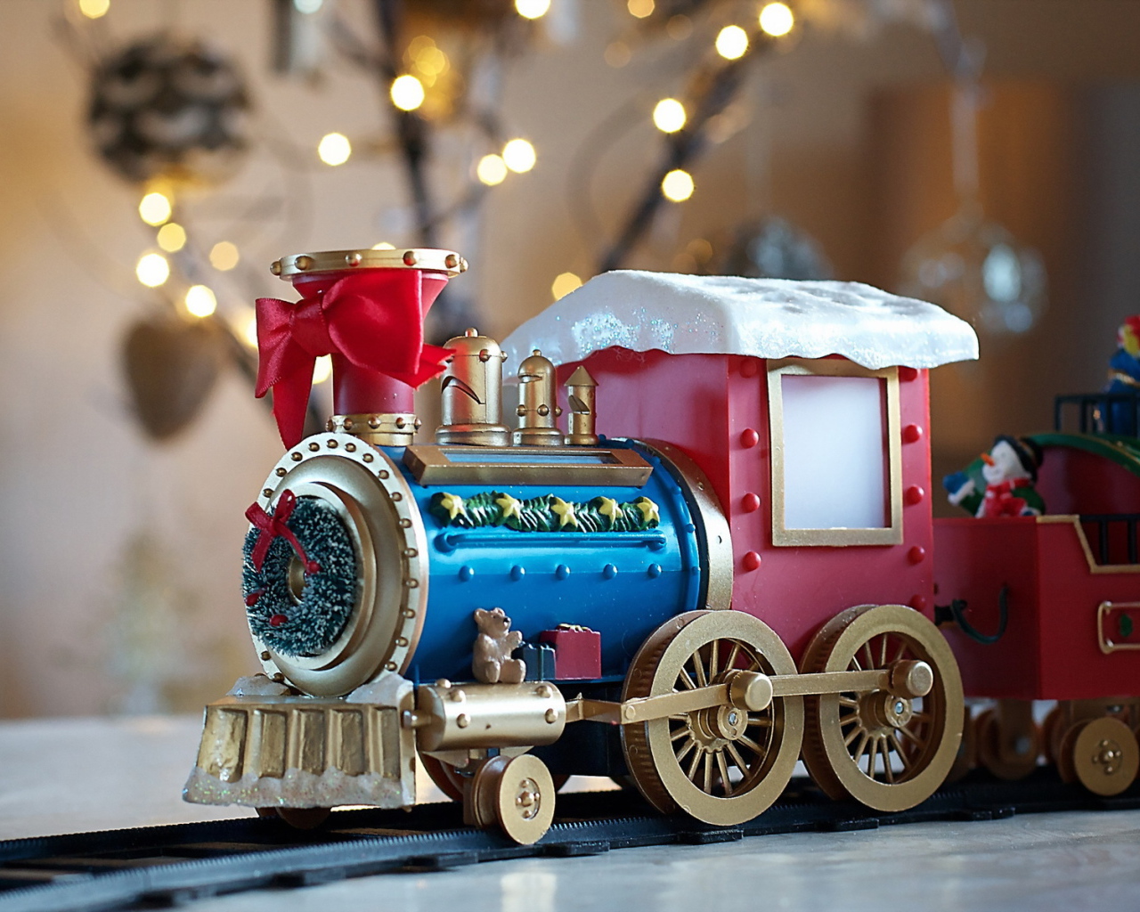 Игрушечный паровозик