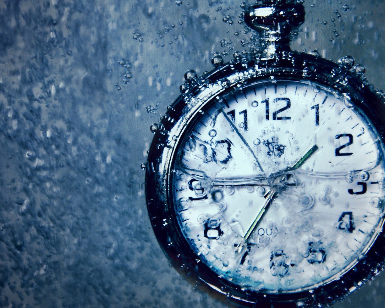 Часы в воде