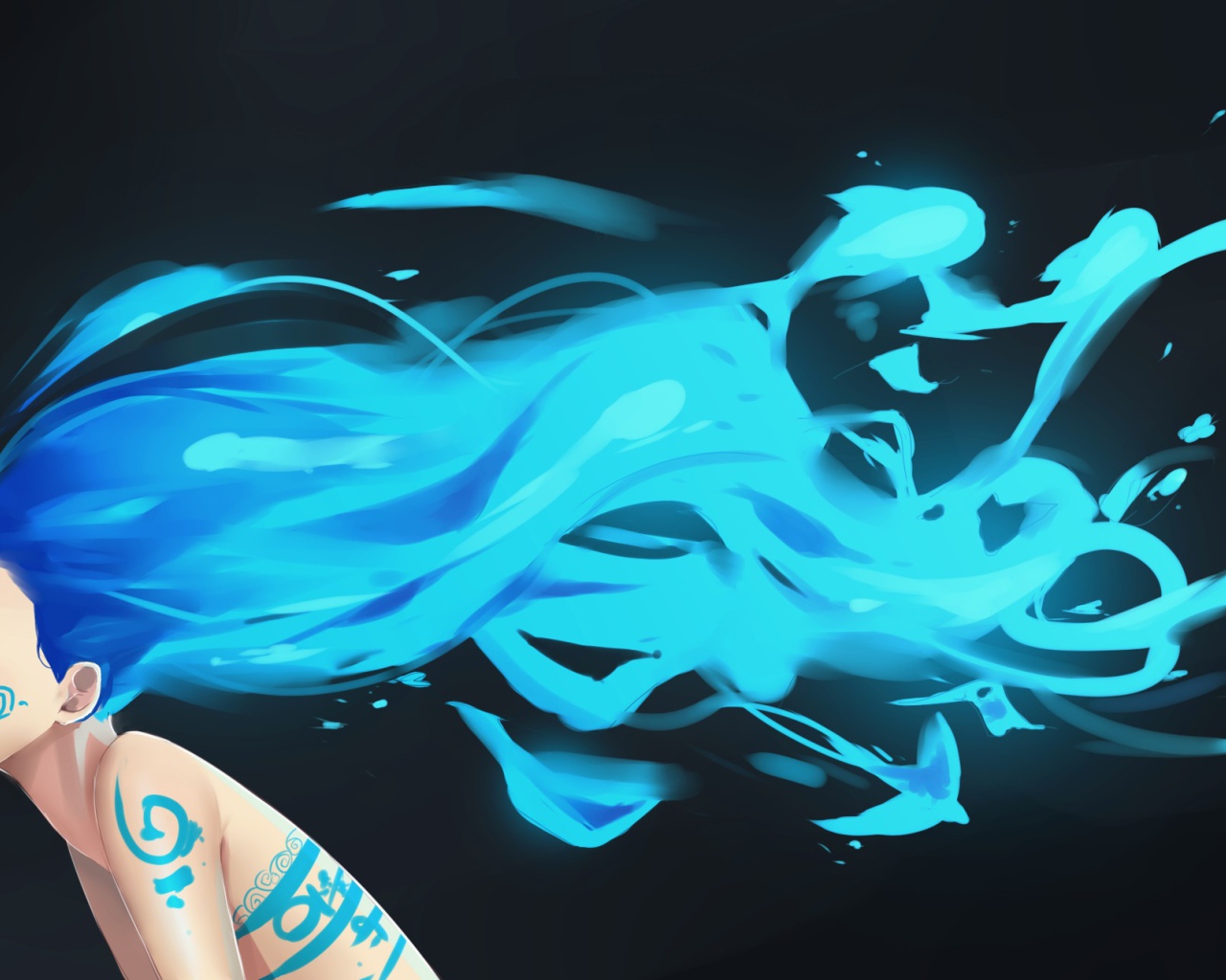 Девушка с голубыми волосами