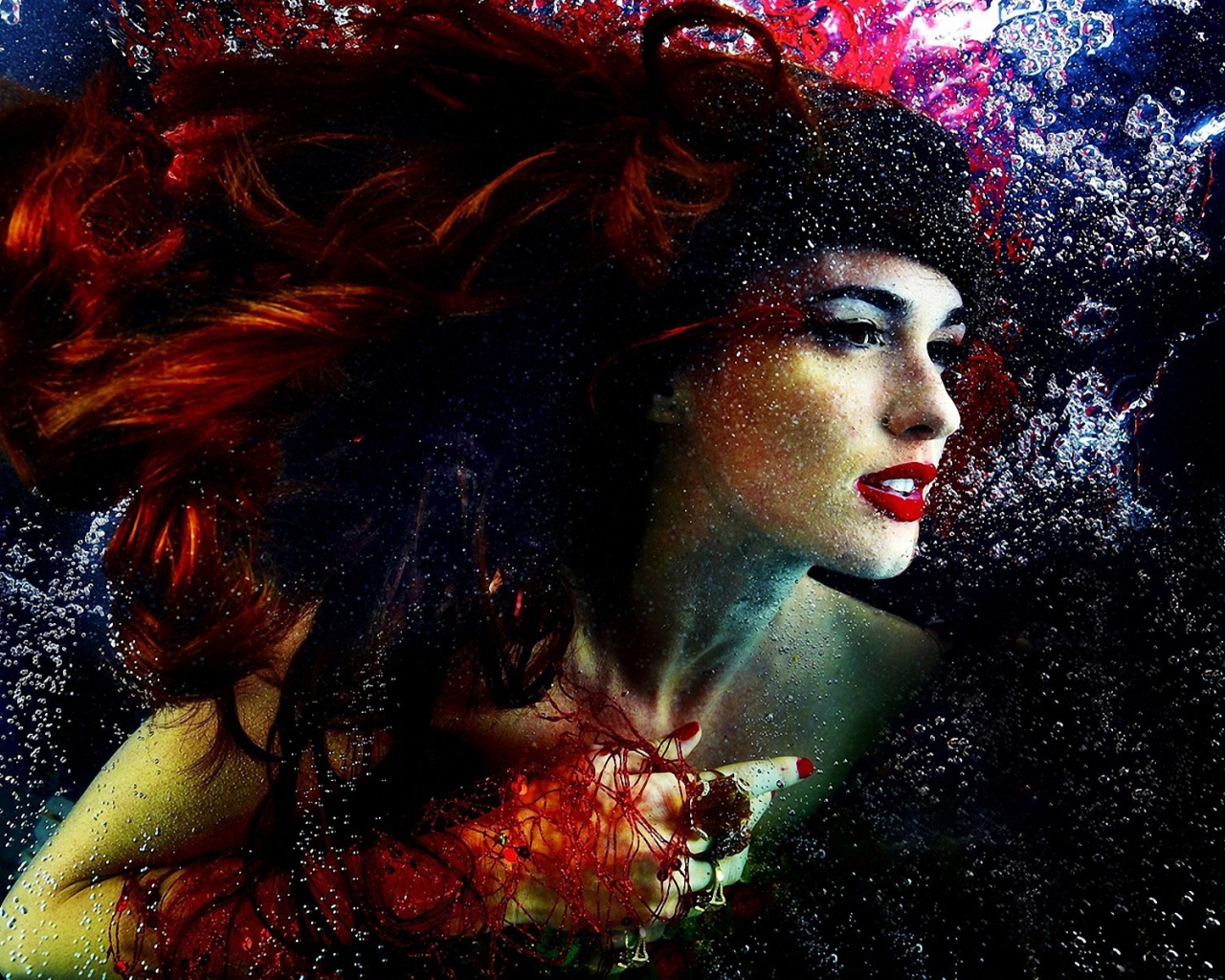 Женщина в брызгах