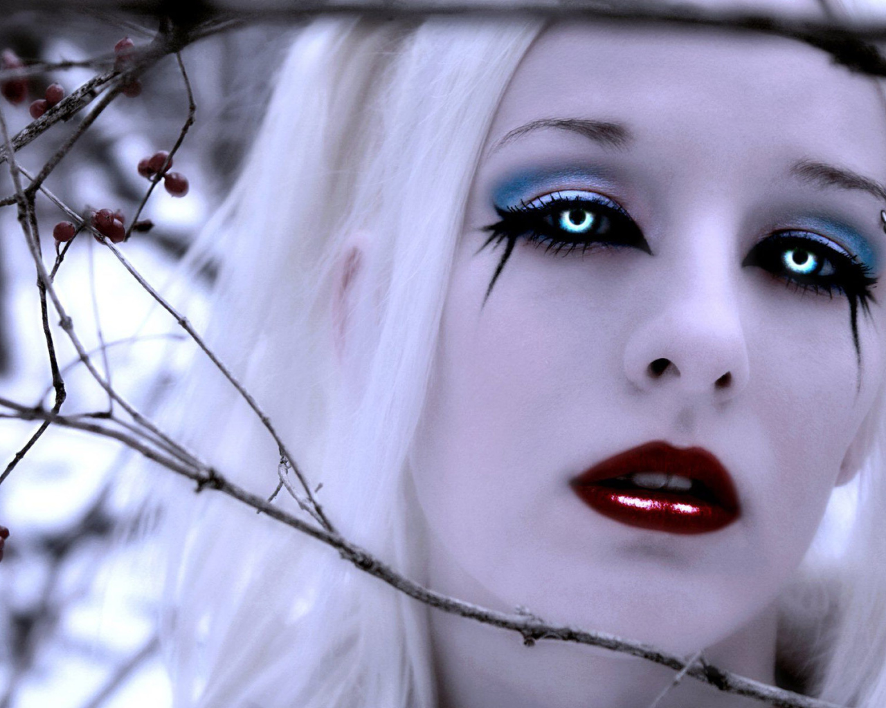 Блондинка девушка вампир