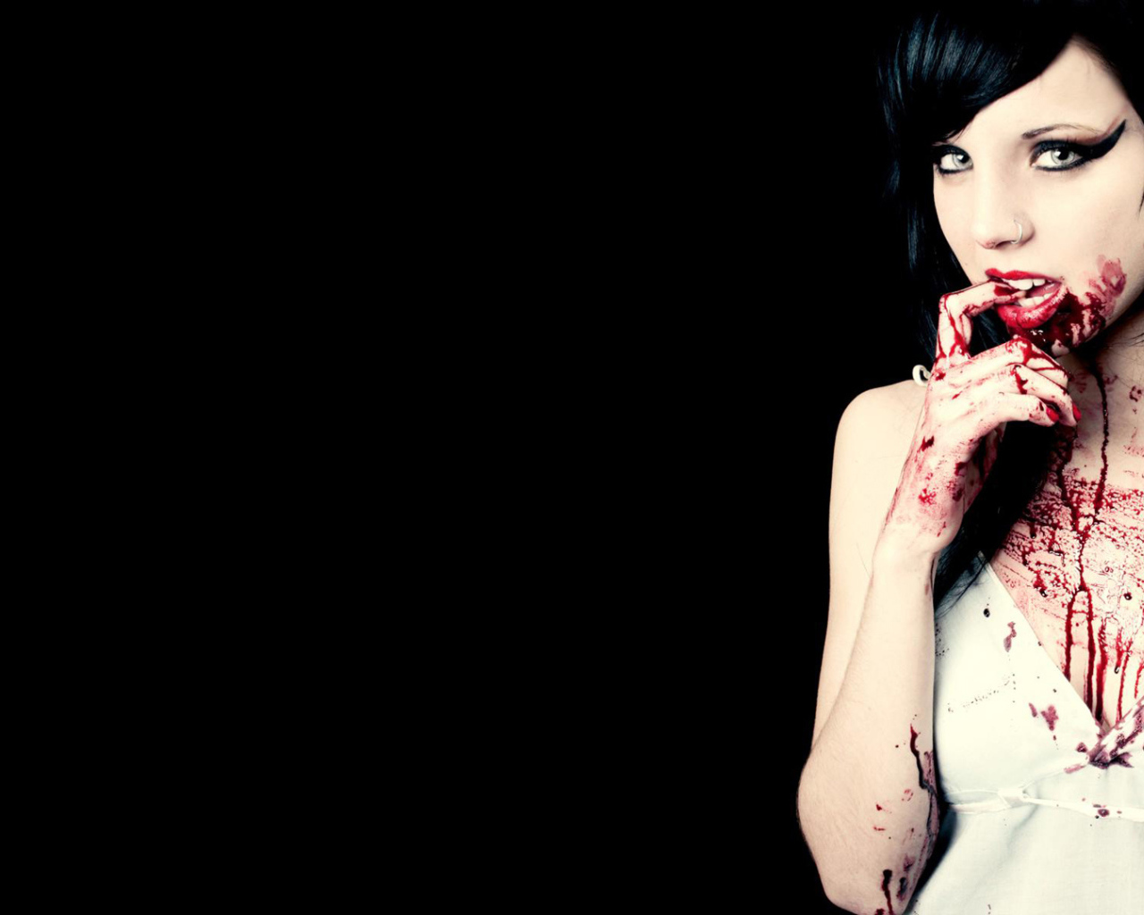 Окровавленная девушка вампир