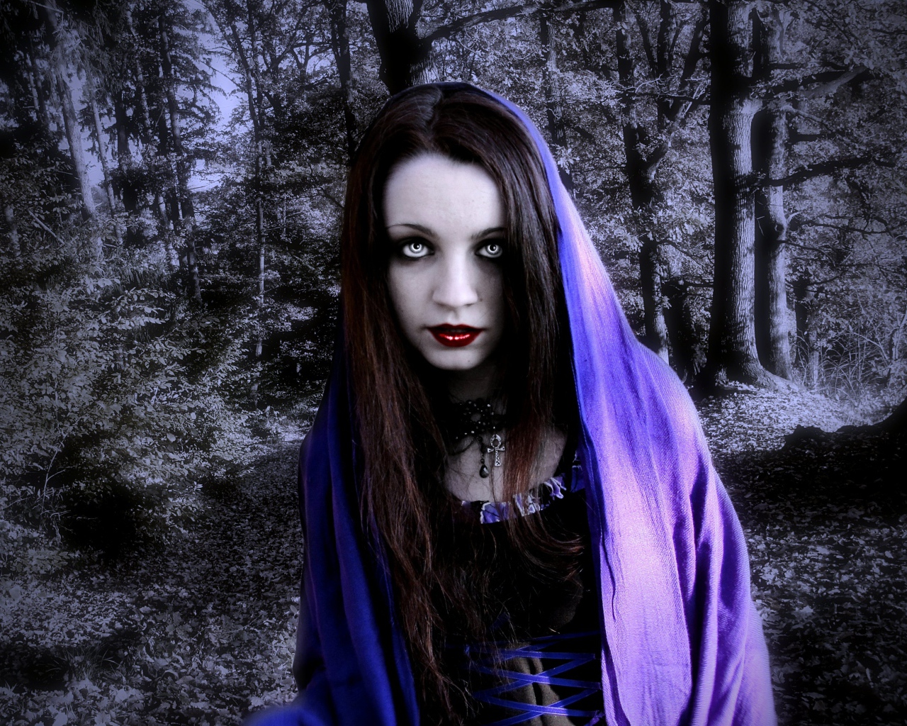 Накидка на голове у девушки вампира