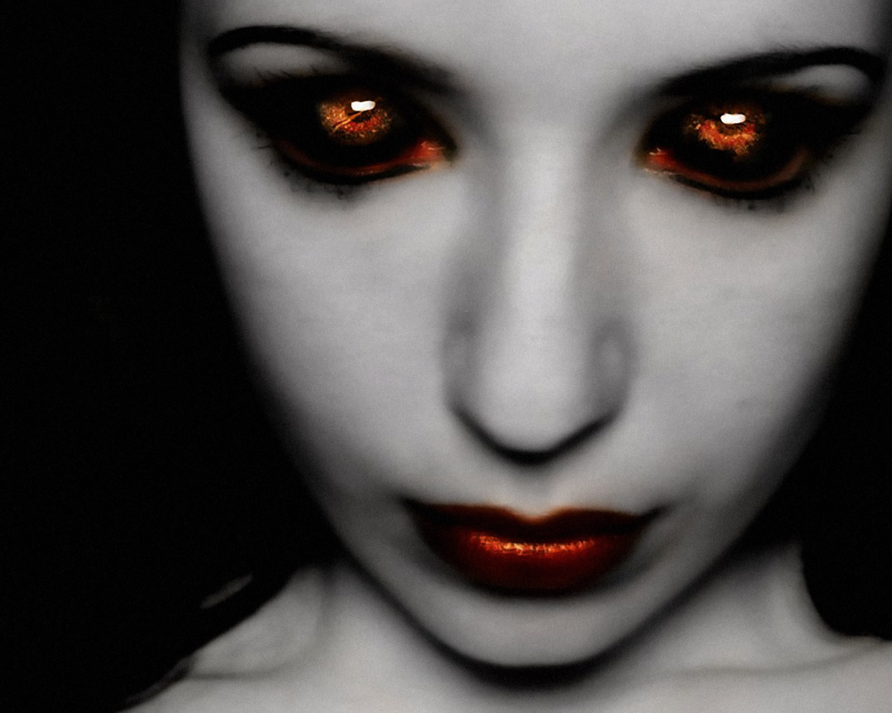 Огненные глаза у девушки вампира