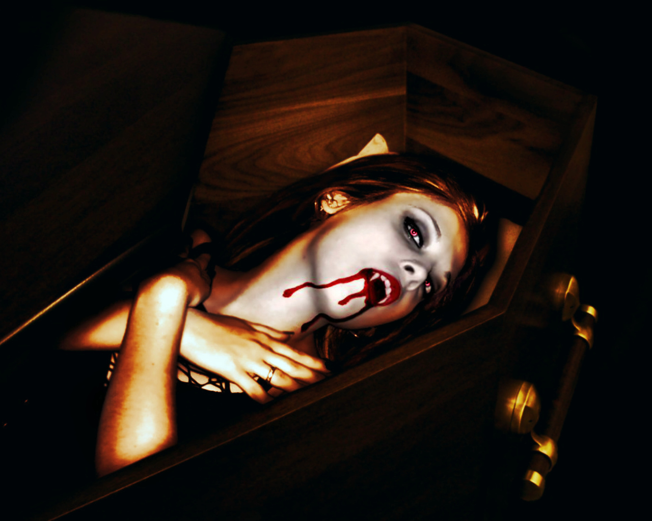 Девушка вампир в гробу