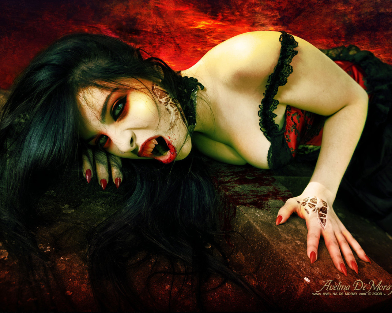 Голодная и злая девушка вампир