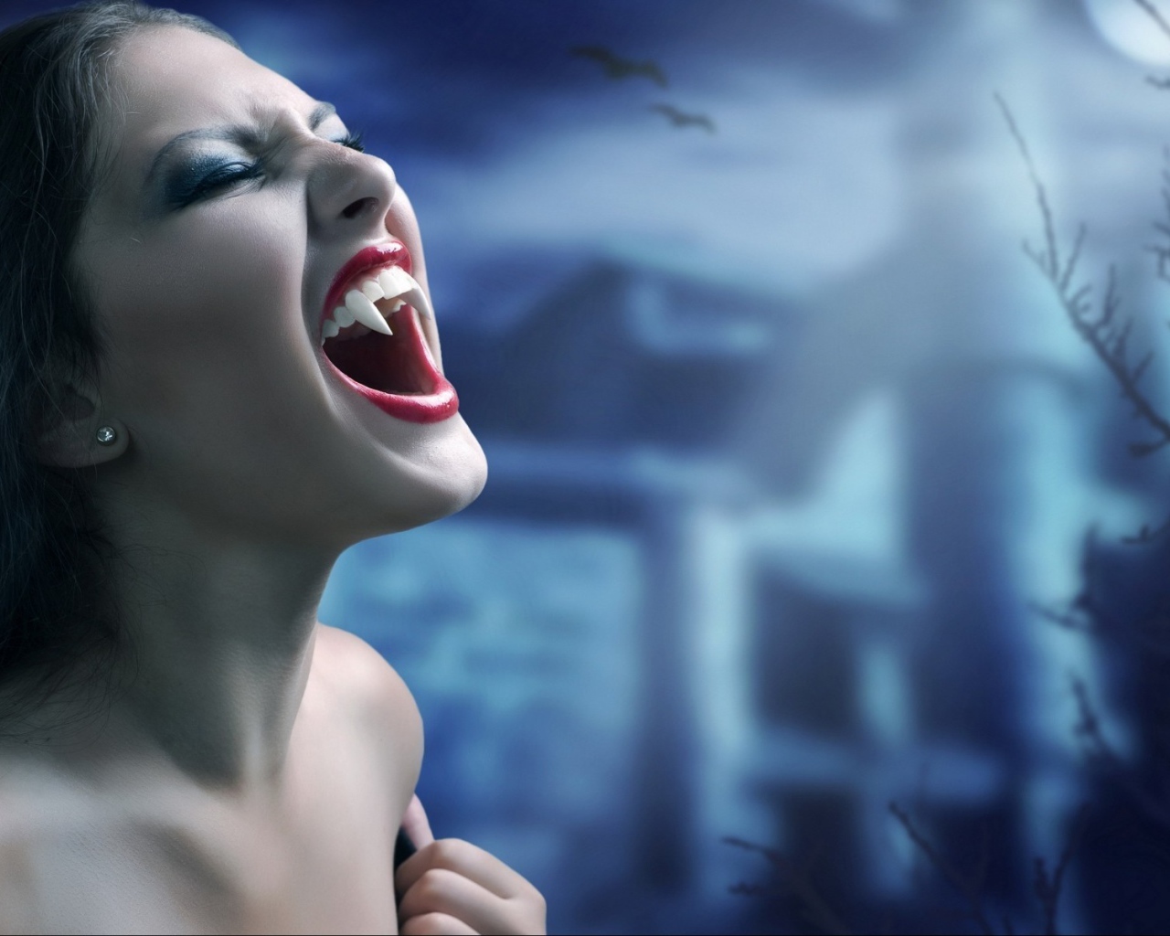 Мощные клыки у девушки вампира