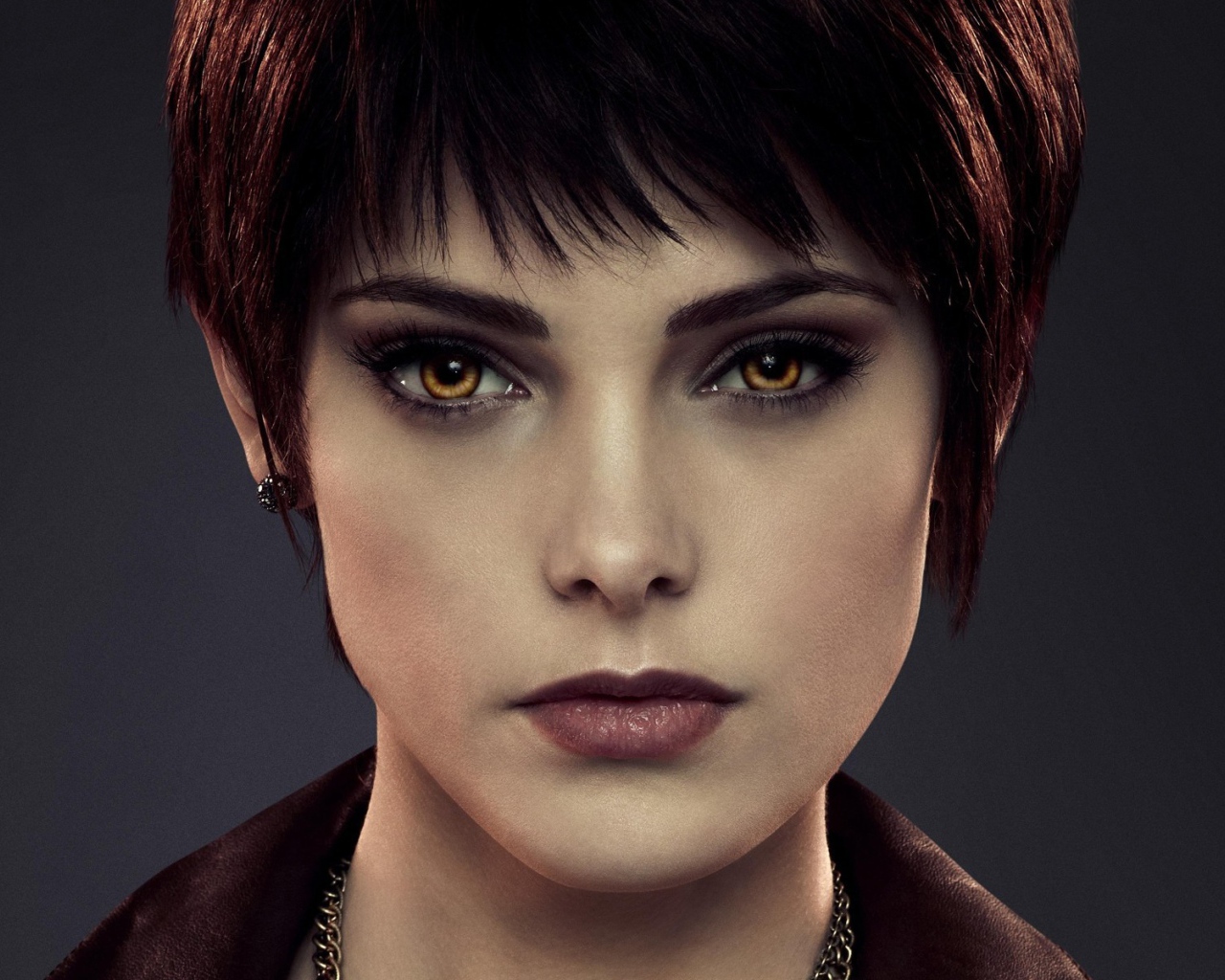 Красные волосы у девушки вампира