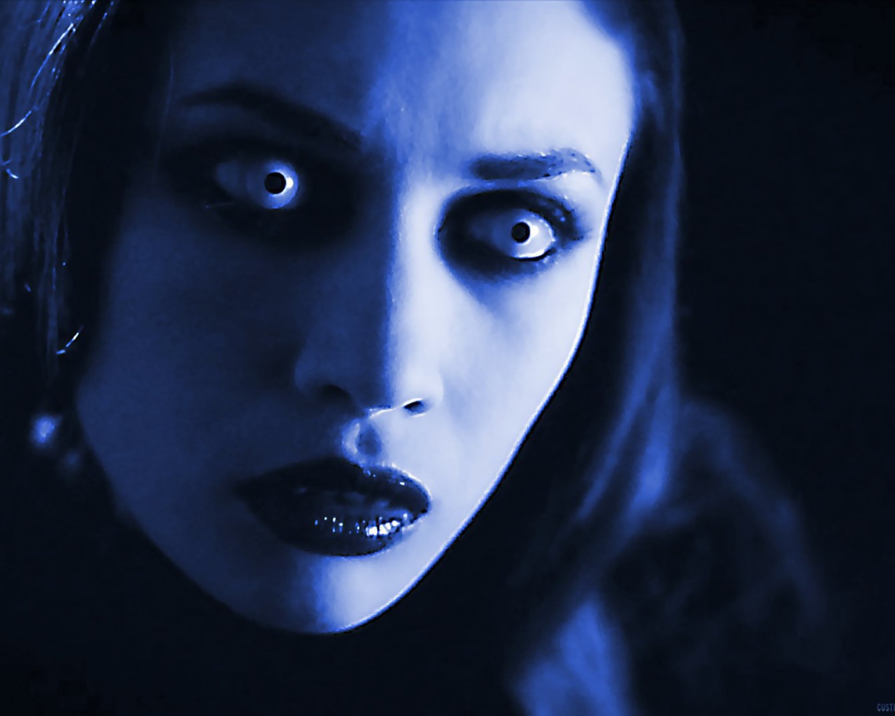 Злобная девушка вампир