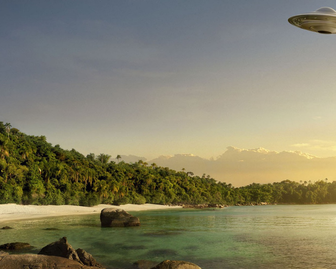 Летающая тарелка над пляжем