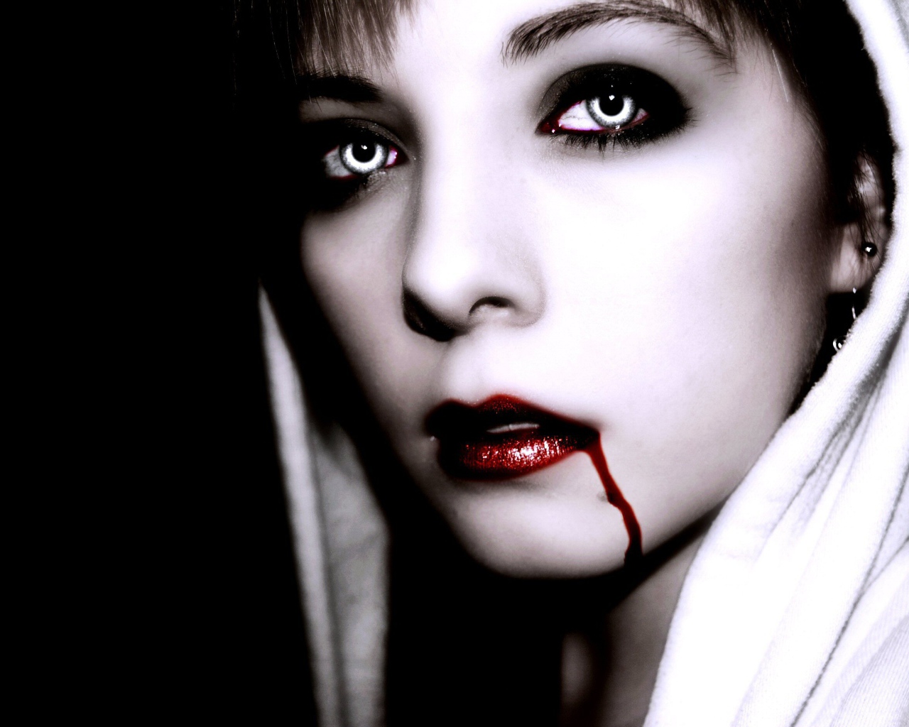 Девушка вампир в белом капюшоне