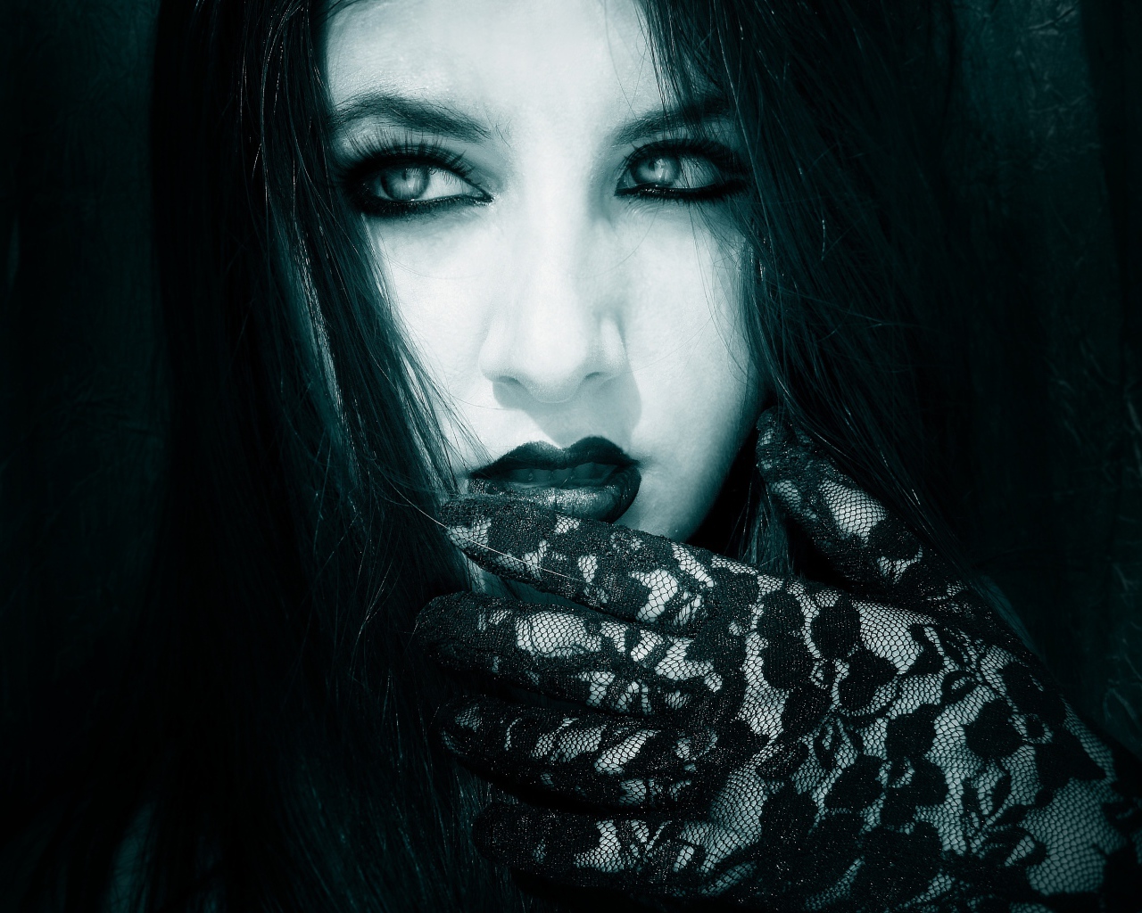 Девушка вампир в перчатках