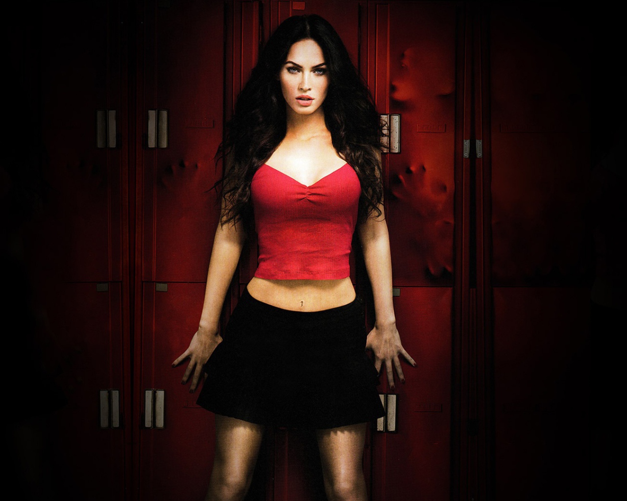 Девушка вампир в красном топе