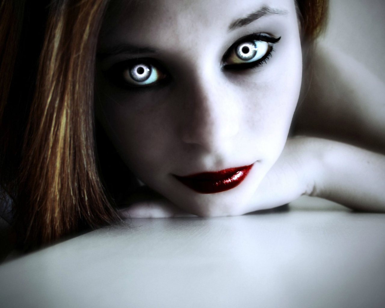 Вампир девушка ждет