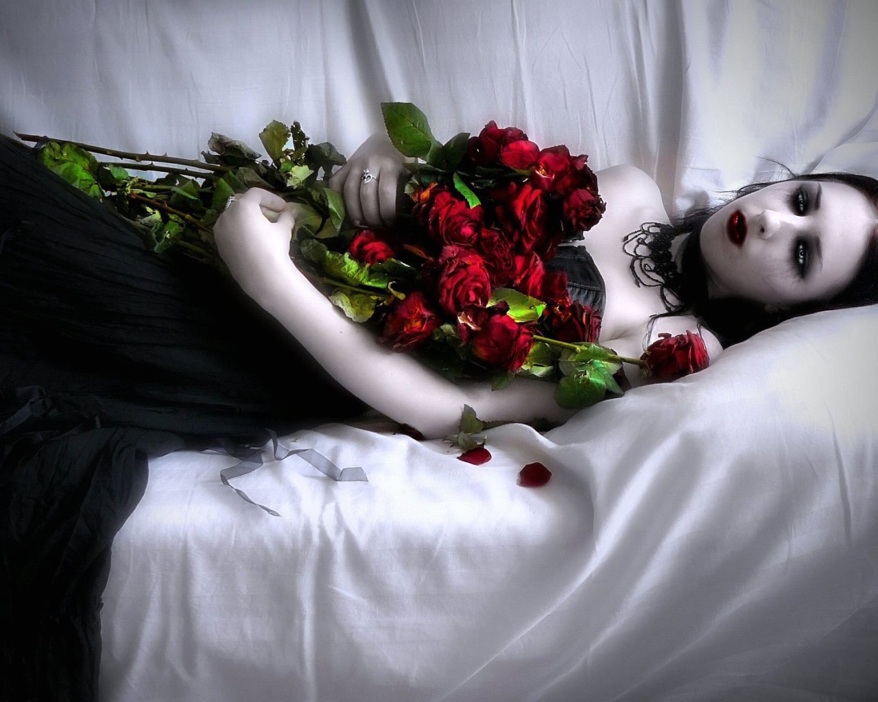Девушка вампир с букетом роз