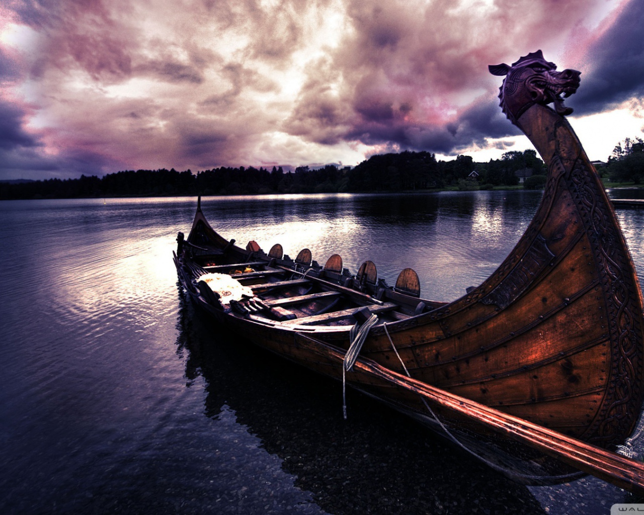 Лодка викингов у причала