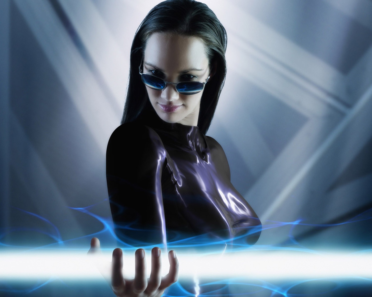 Женщина держит луч света