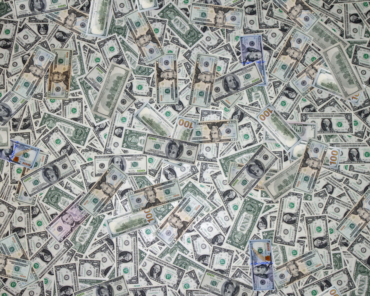 Россыпь денег долларов