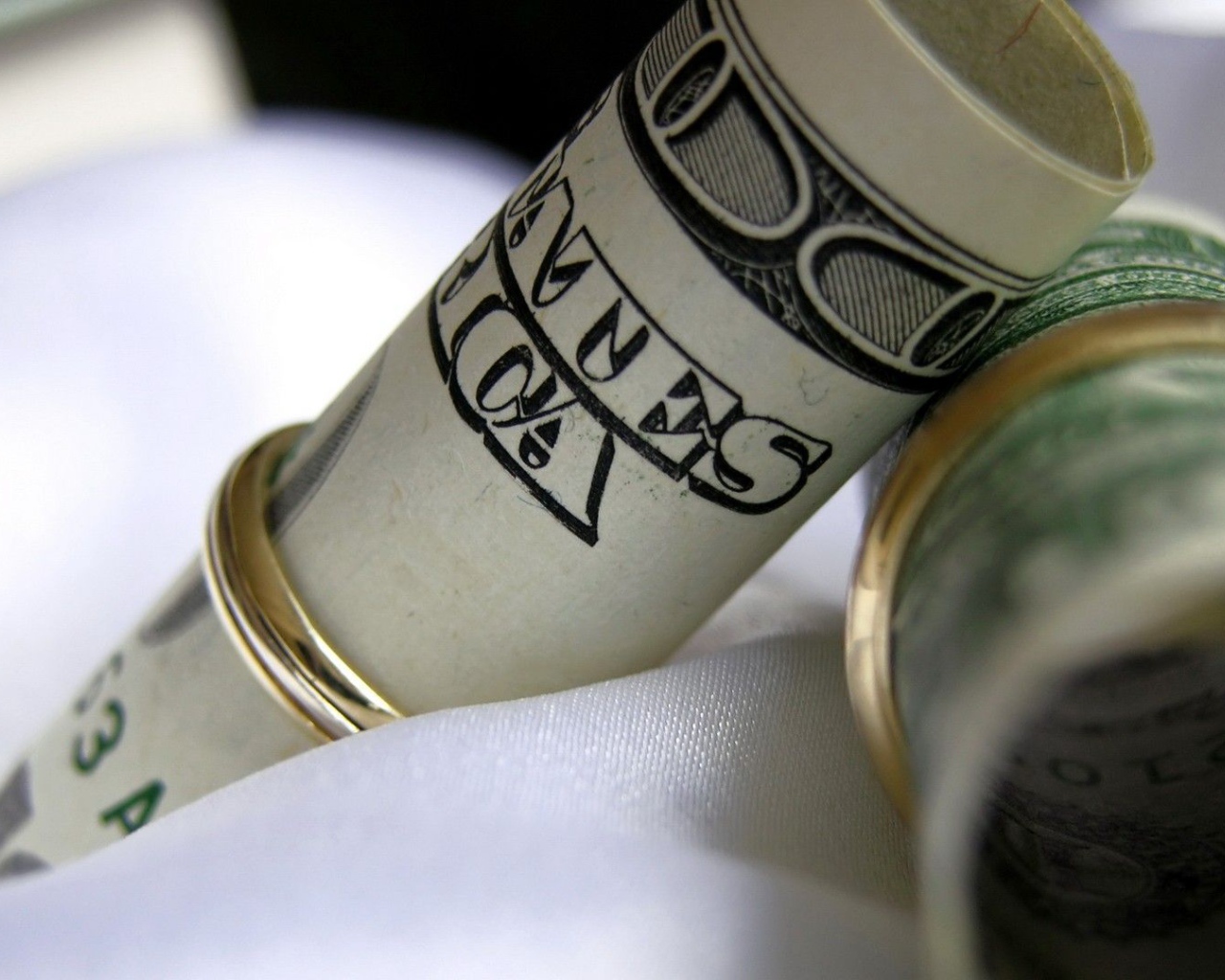 Доллар свернут трубочкой