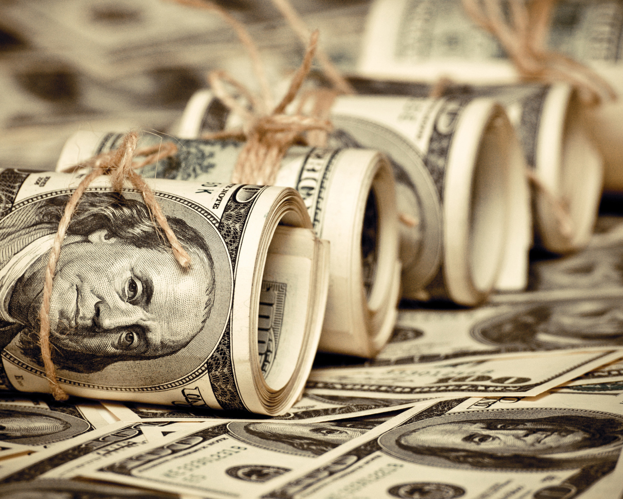 Доллары в трубочках