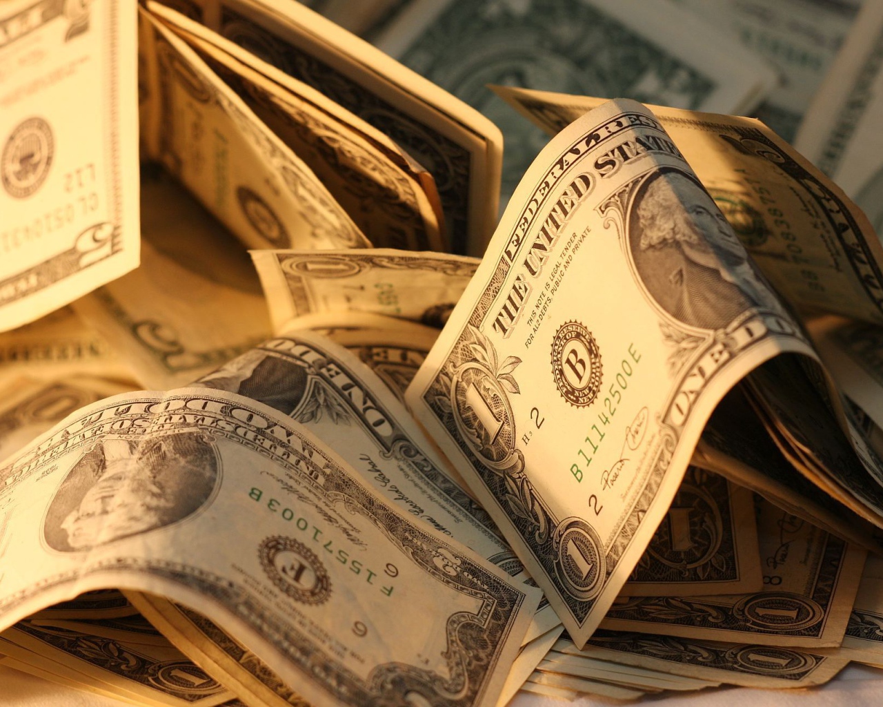 Доллары в лучах солнца