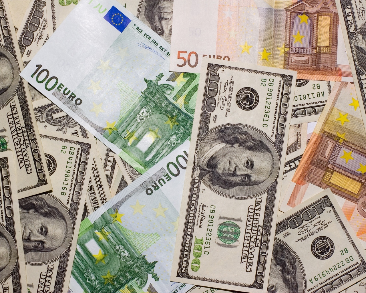 Купюры евро и доллар