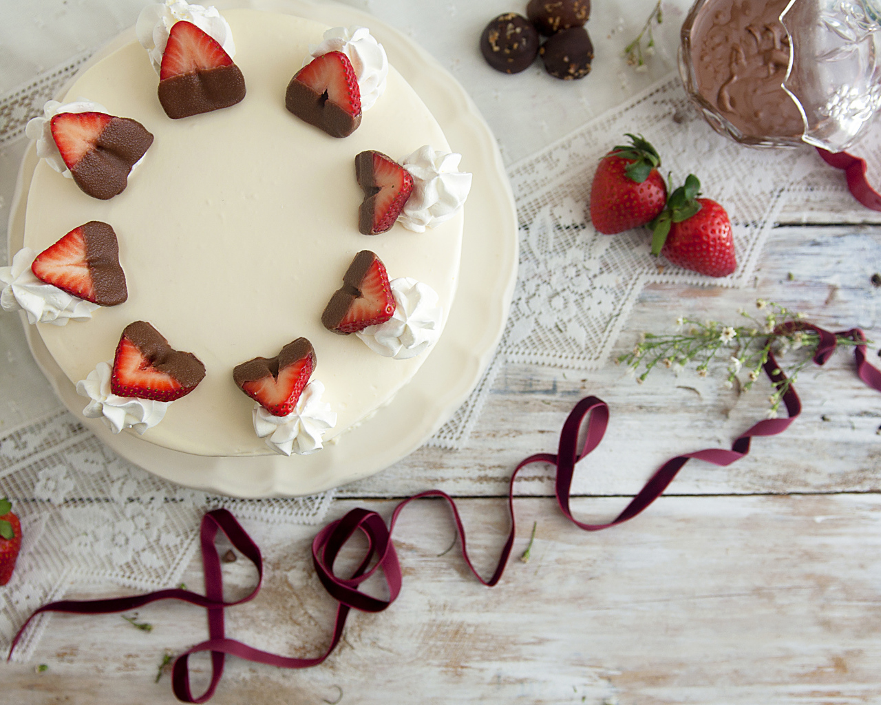 Праздничный торт с клубникой