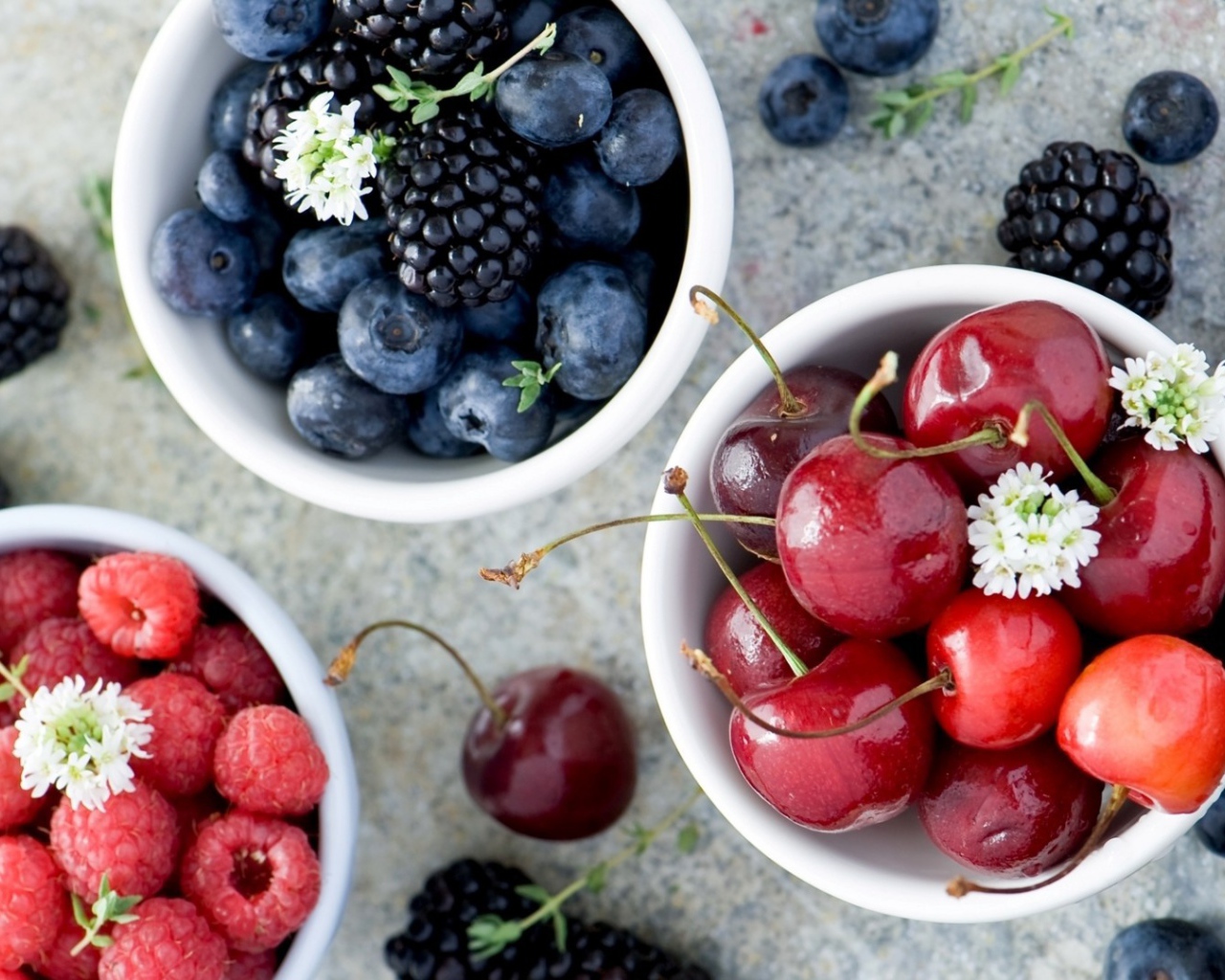 Чашки с фруктами