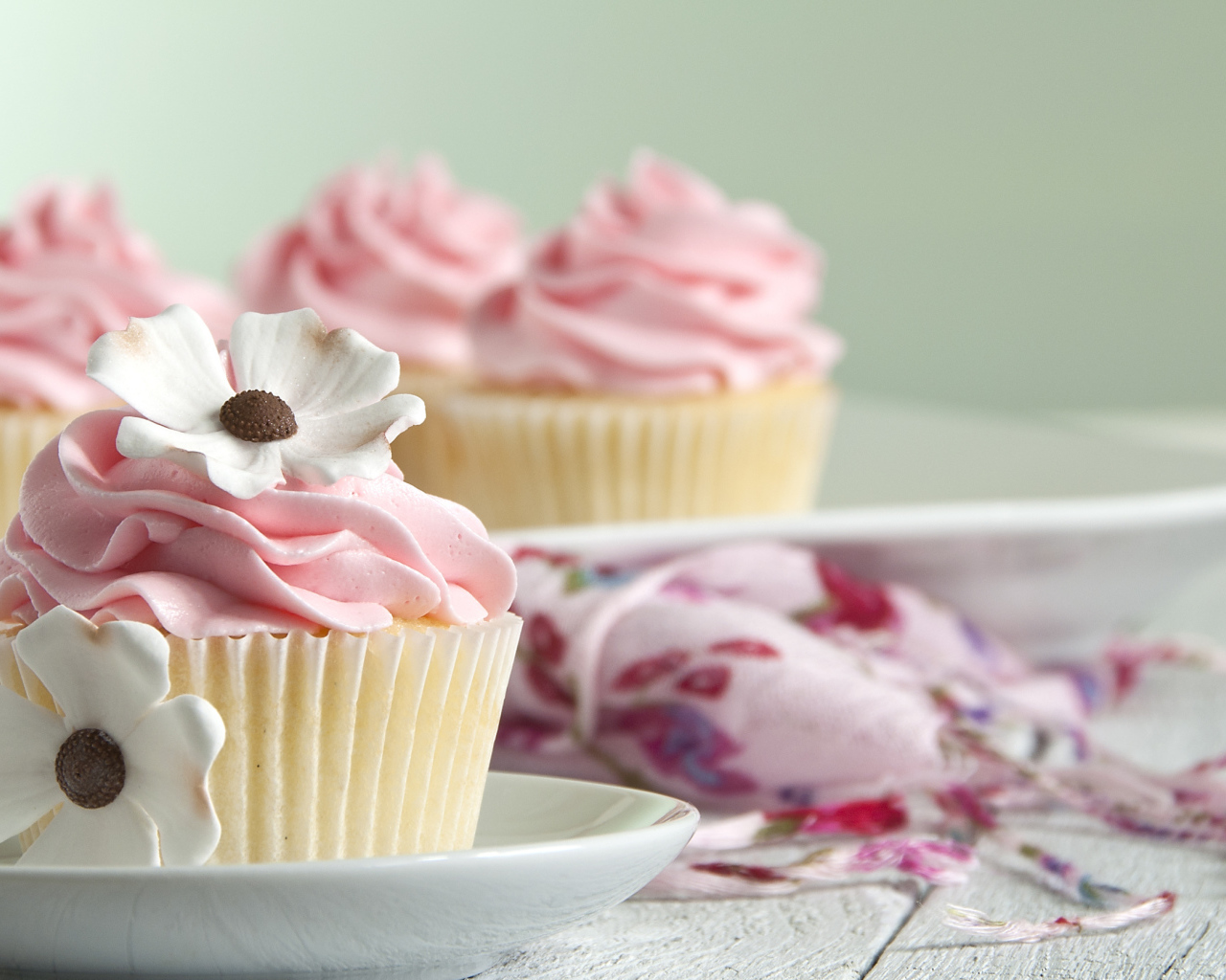 Нежный розовый кекс