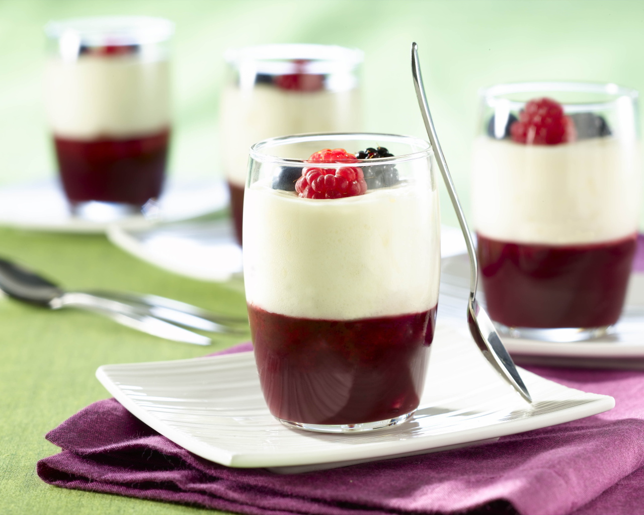 Десерт из малины и ежевики