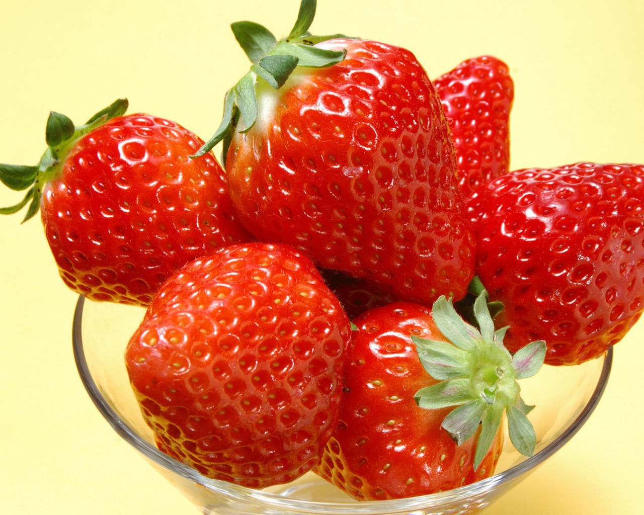 Бокал с клубникой