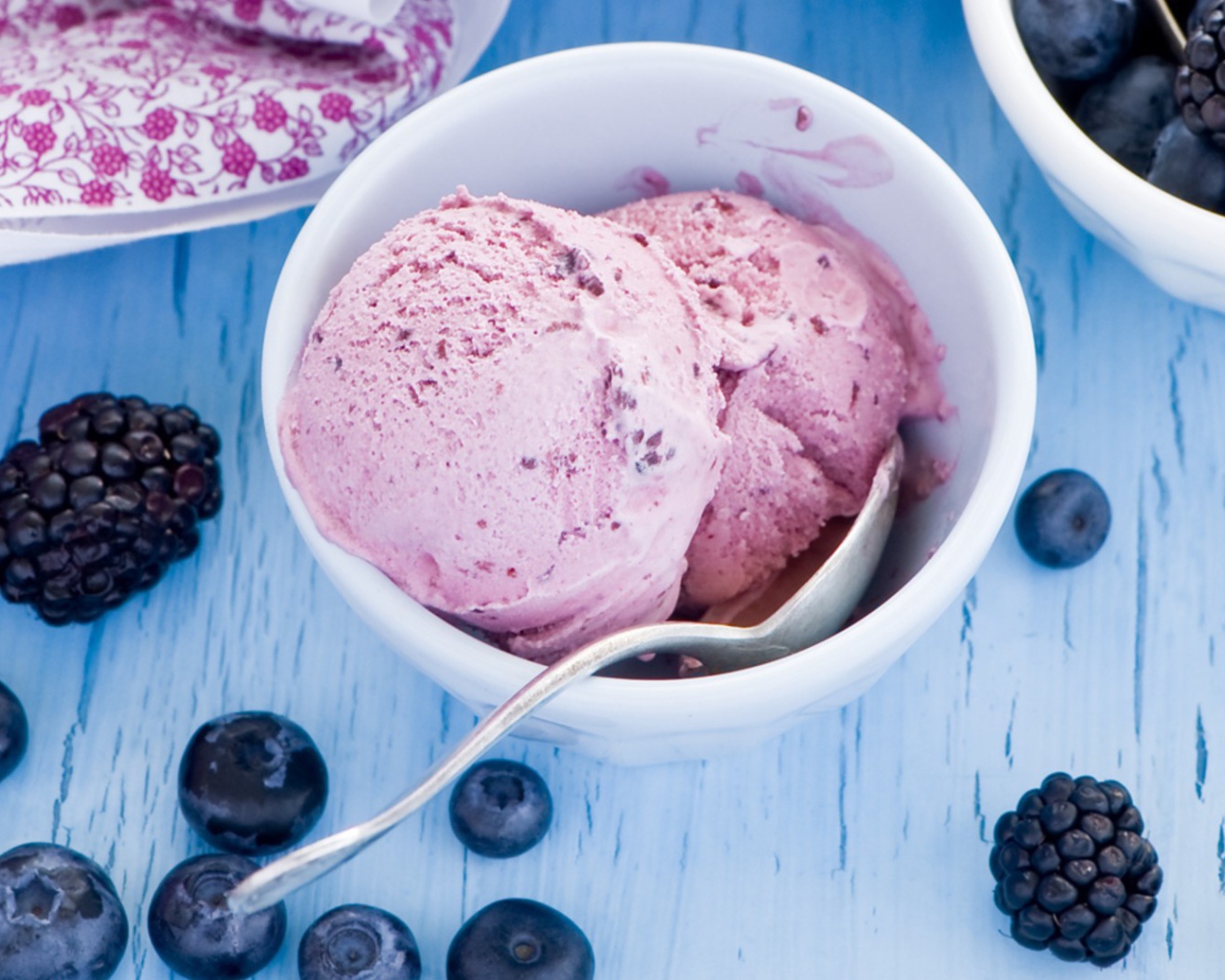 Ice cream with blackberries