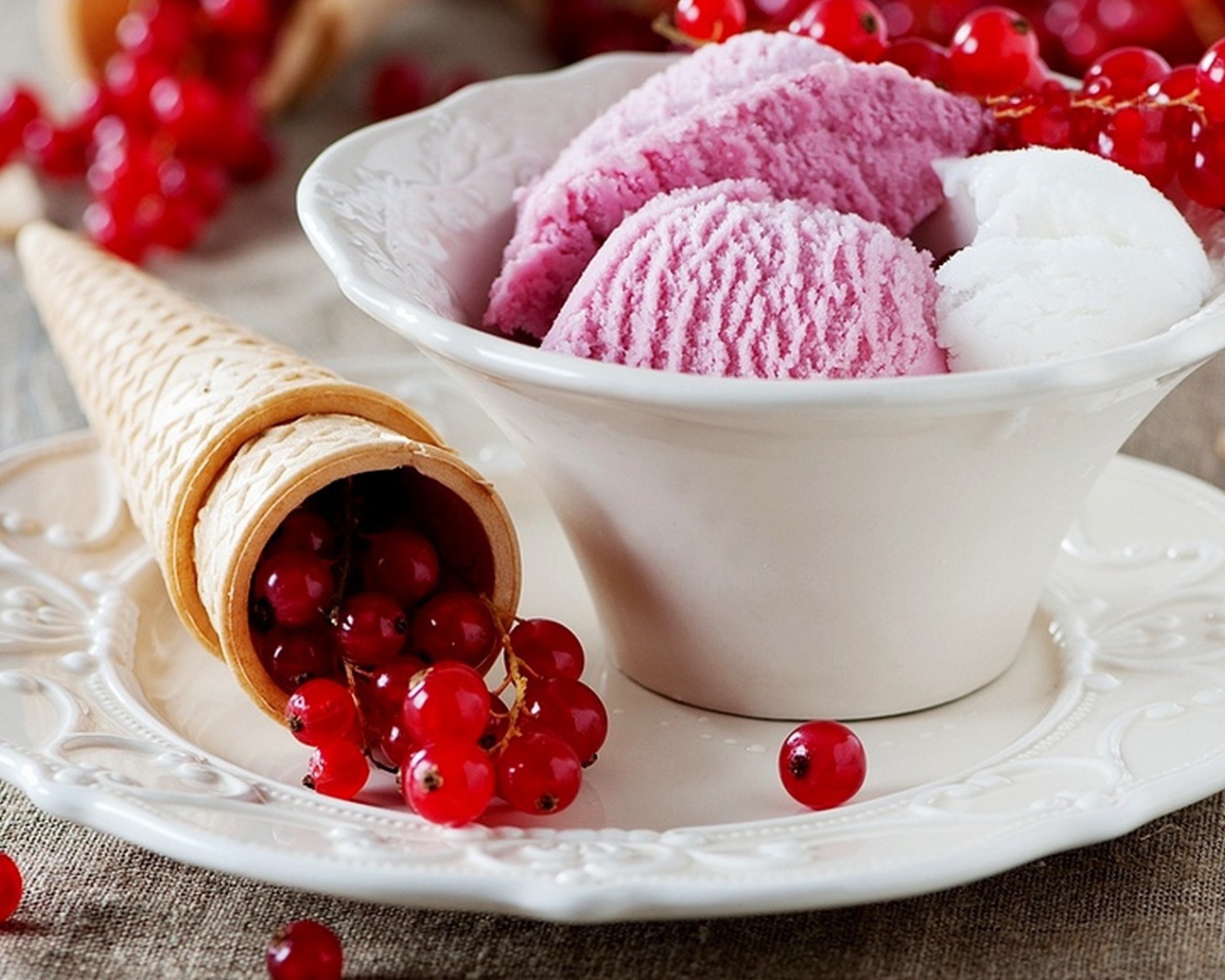 Мороженное с красной смородиной
