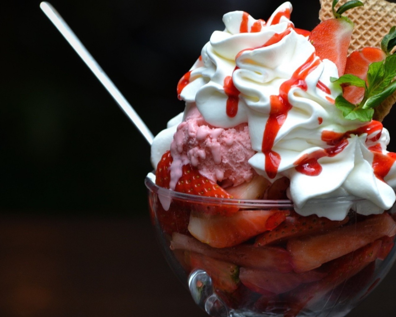 Мороженное с клубникой