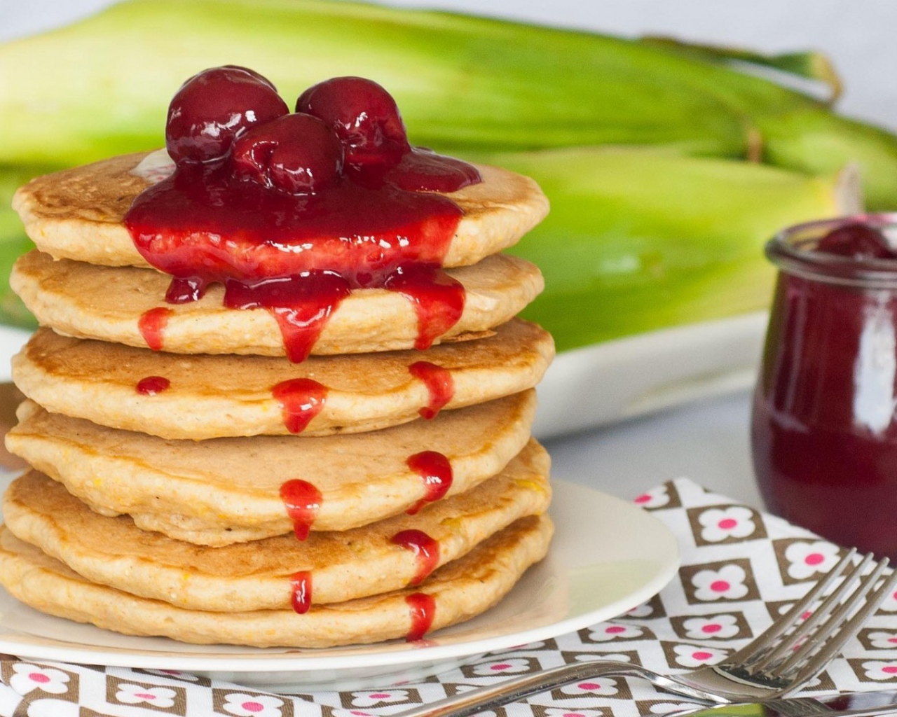 Оладьи с вишневым вареньем