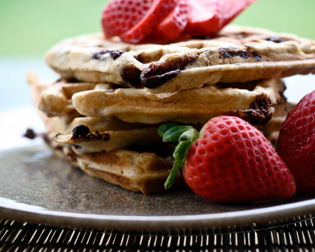 Оладьи с клубникой