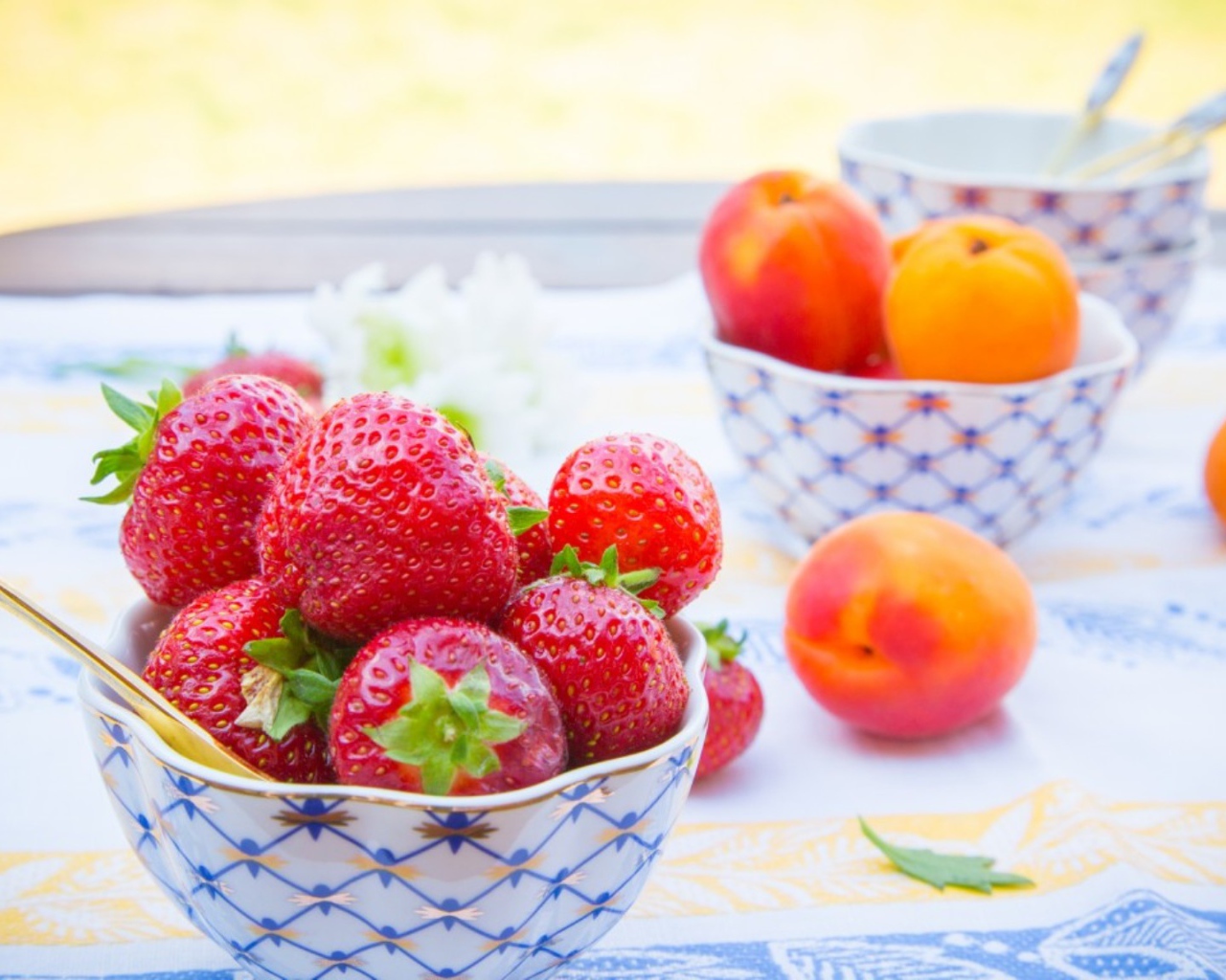 Клубника и абрикосы на десерт