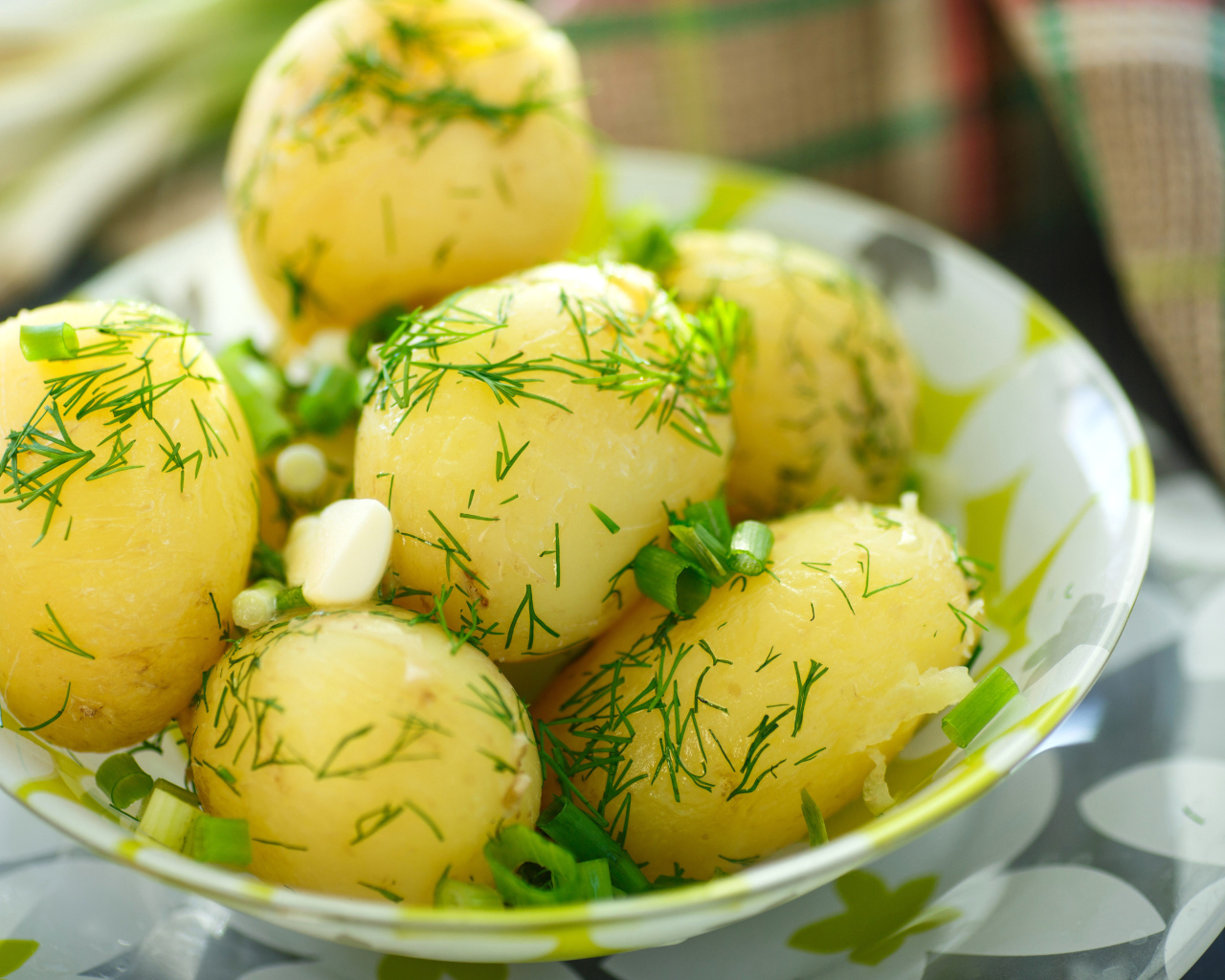 Молодая картошка с зеленью