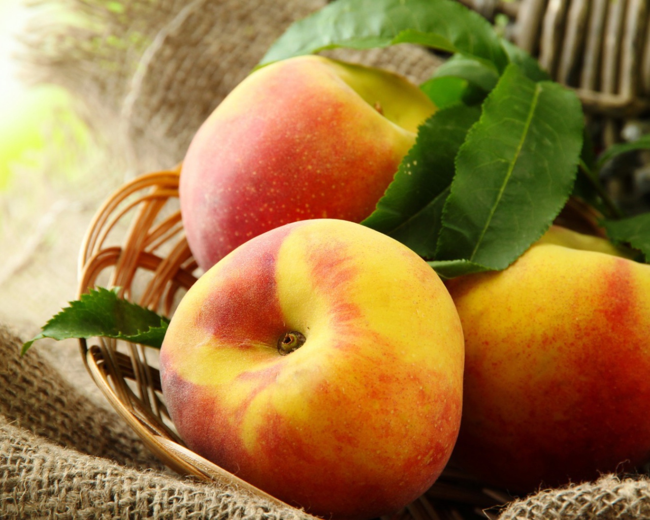 Корзина с персиками