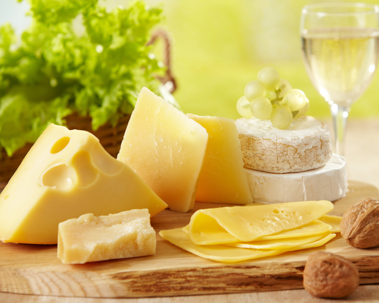 Сыр и орехи