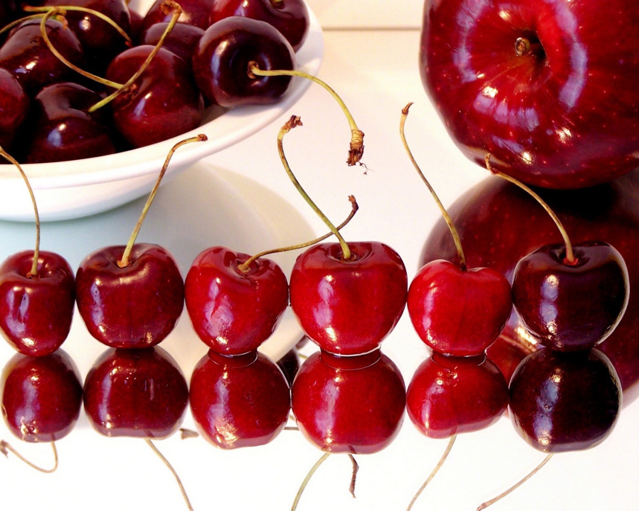 Вишни и яблоко