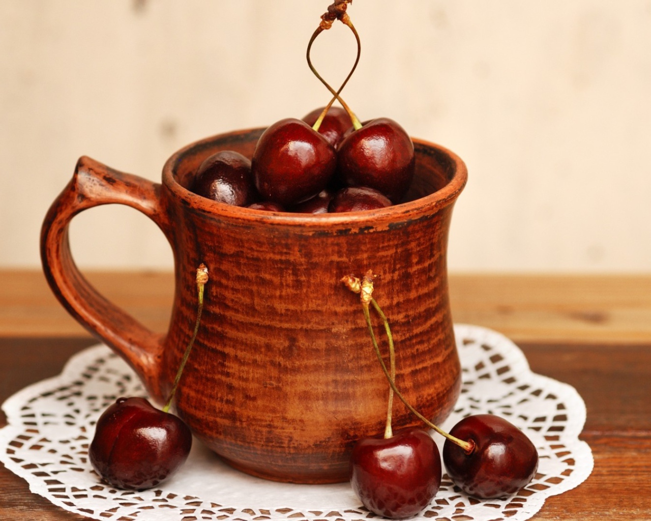 Чашка с вишнями
