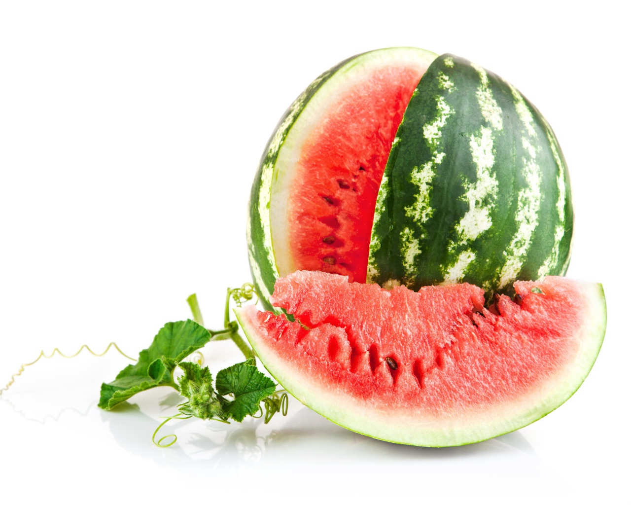 Ломоть арбуза на белом фоне