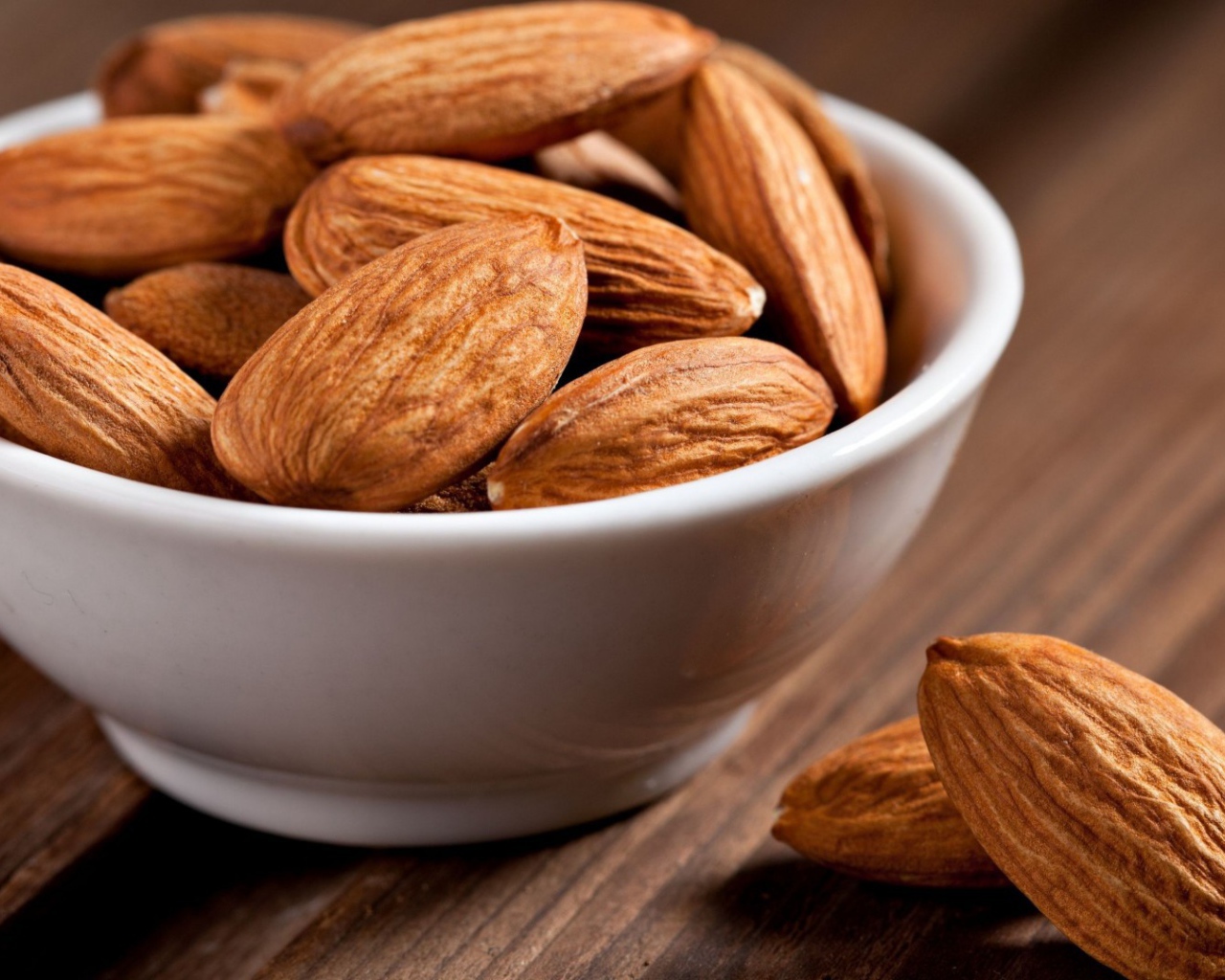 Тарелка с миндалем