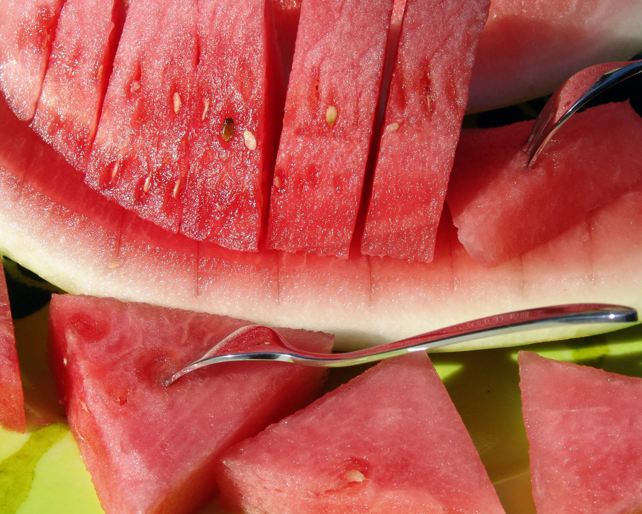 Нарезанный ломтями арбуз