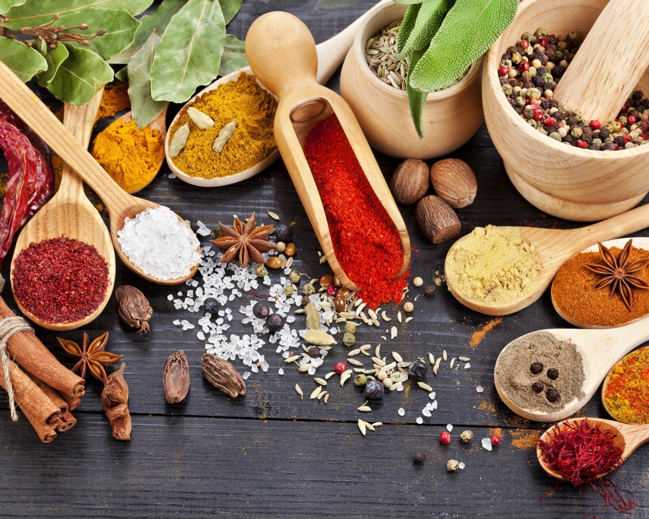 Приправы в деревянной посуде