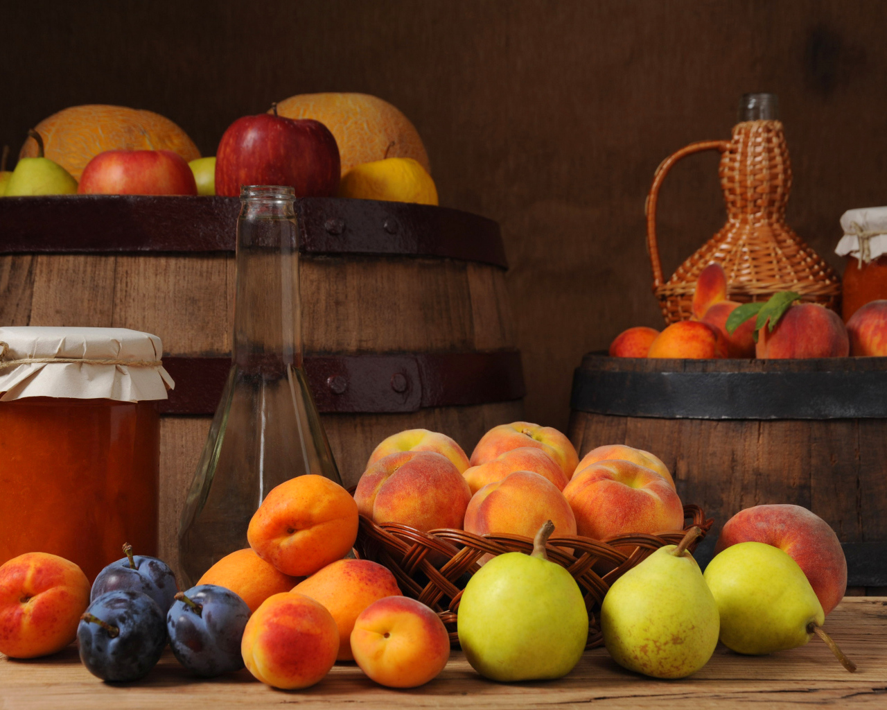 Бочки и разные фрукты