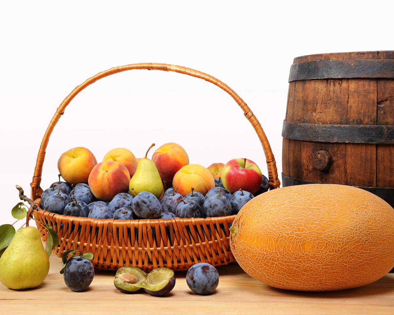 Корзина с фруктами